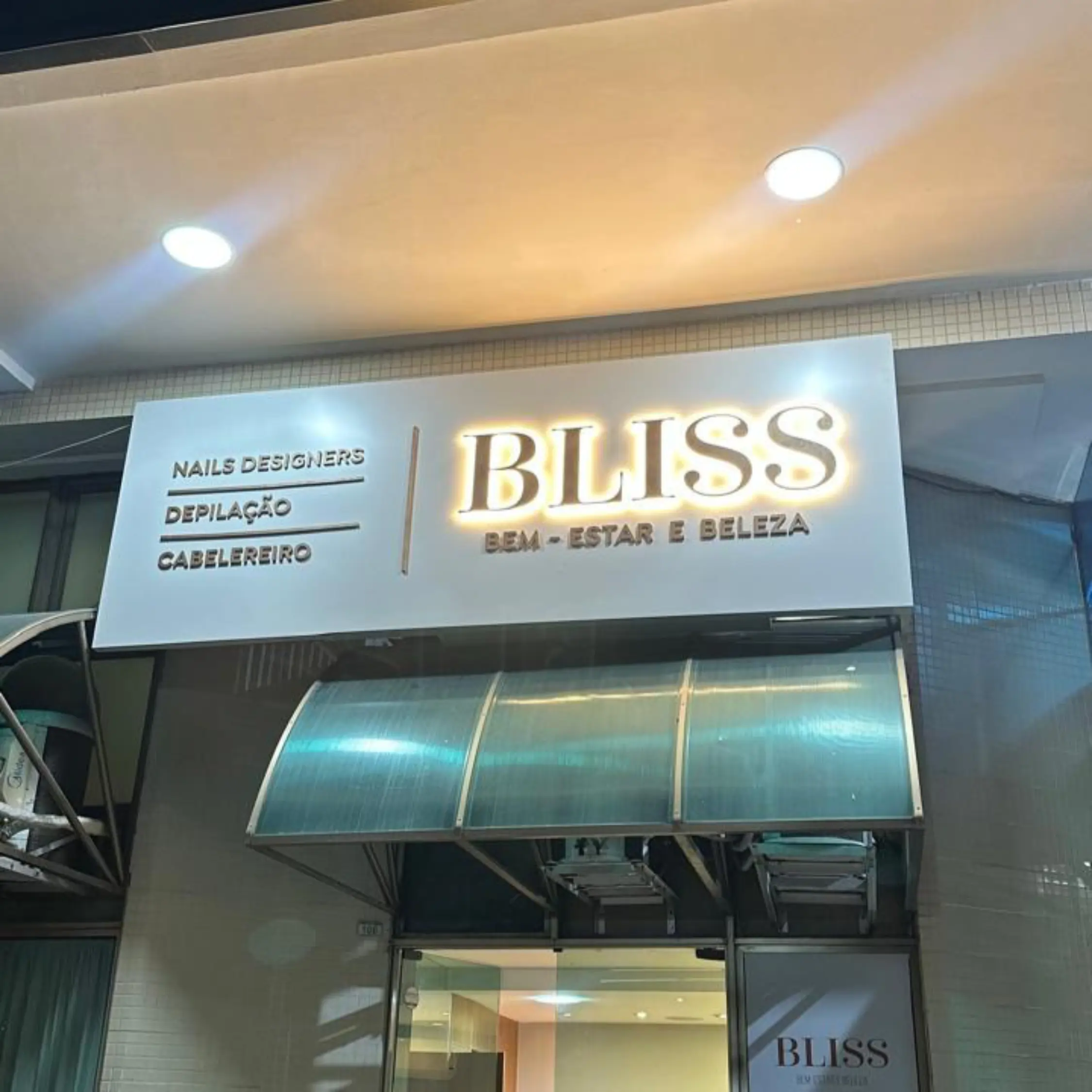 Fachada iluminada da Bliss
