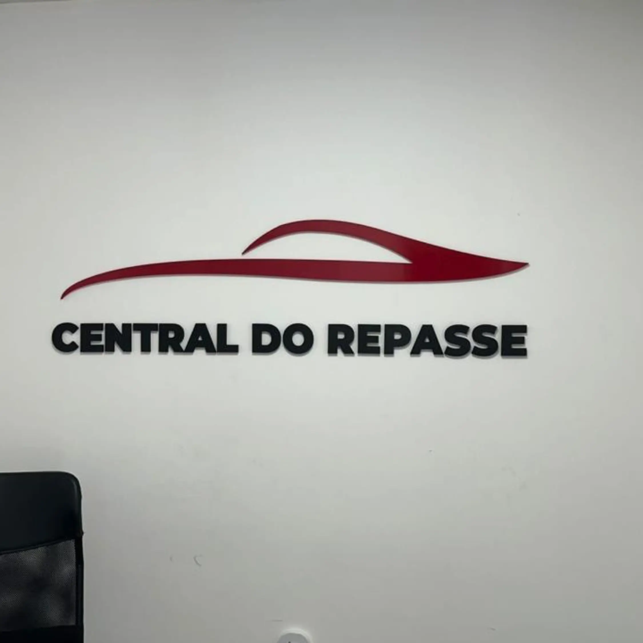 Letreiro Central do Repasse aplicado em parede