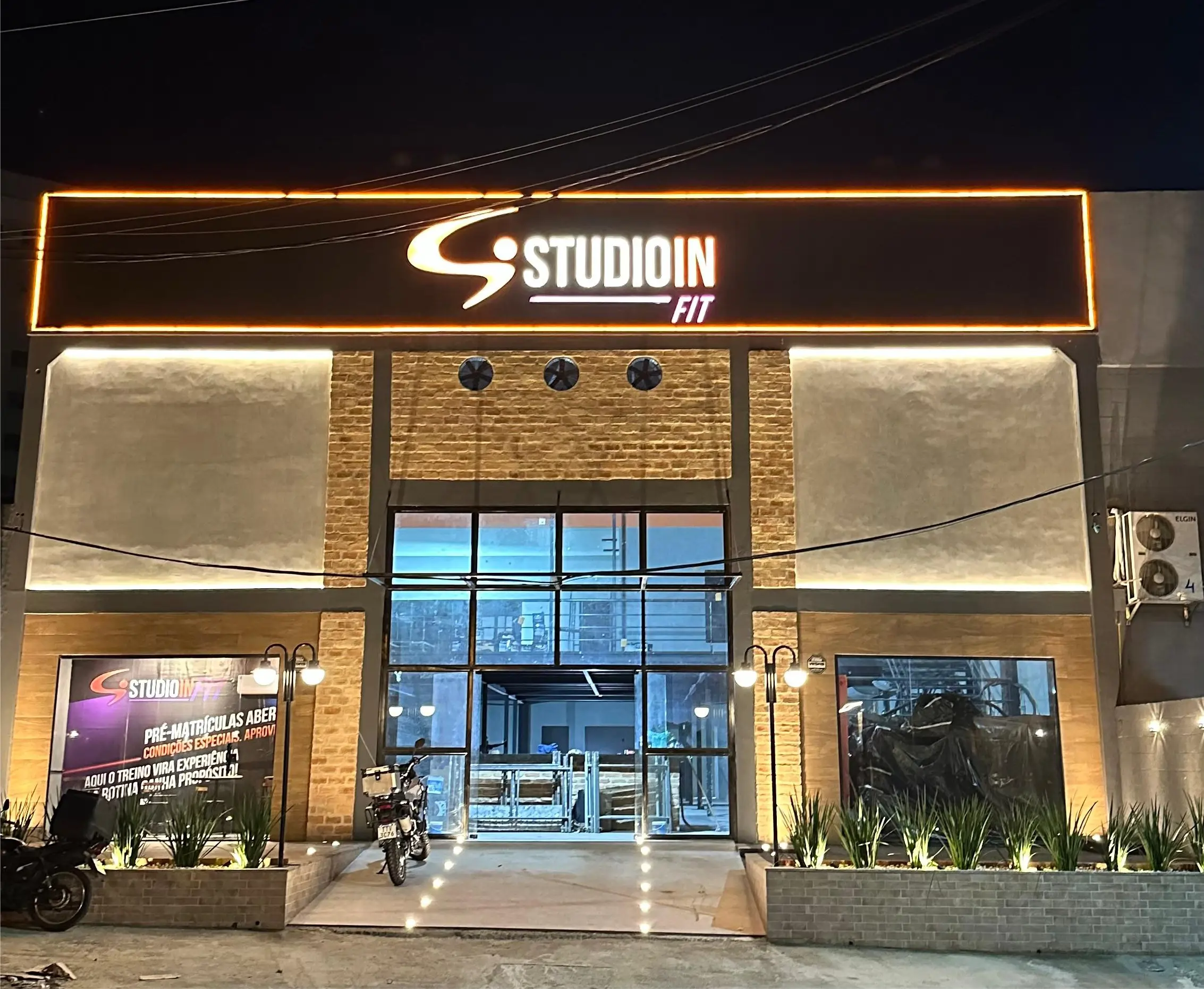 Fachada iluminada do Studio IN Fit