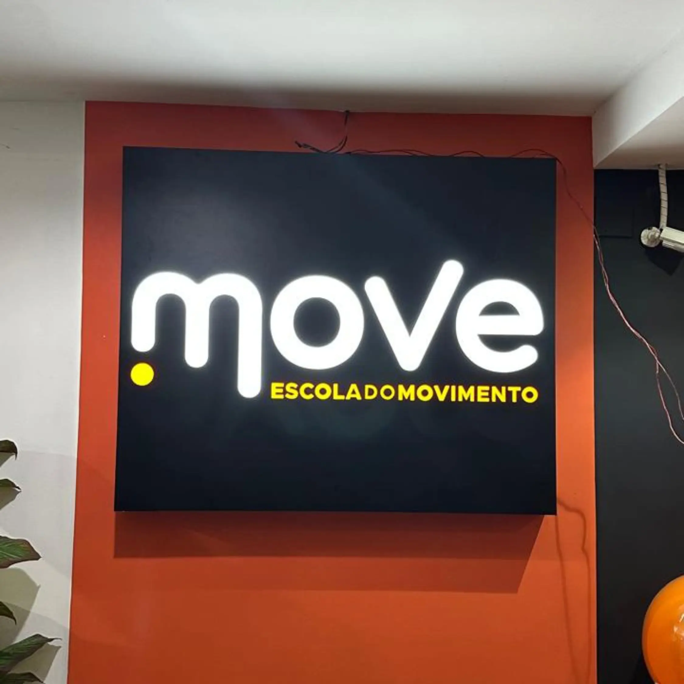 Painel iluminado da Move Escola do Movimento