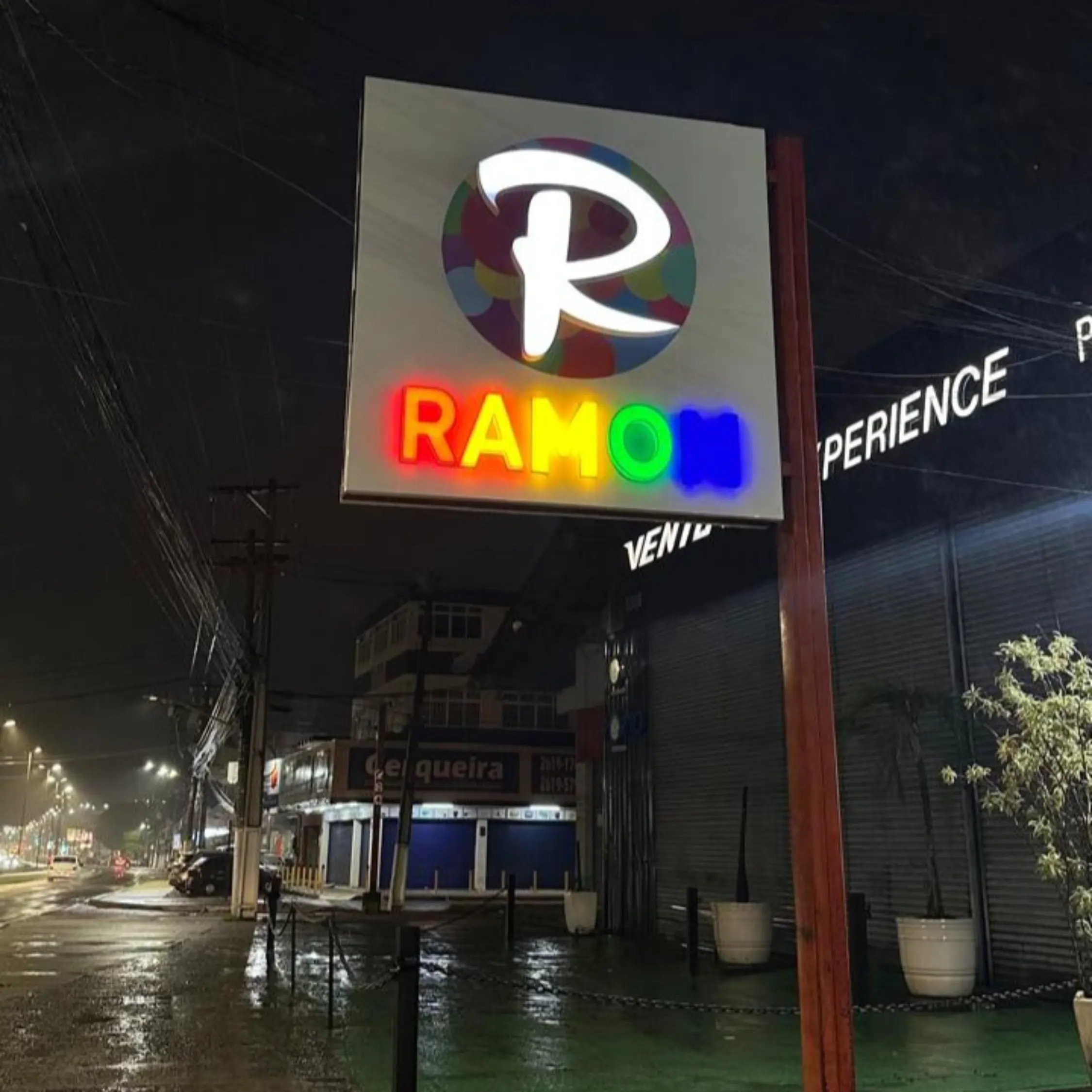 Totem luminoso Ramom instalado na rua