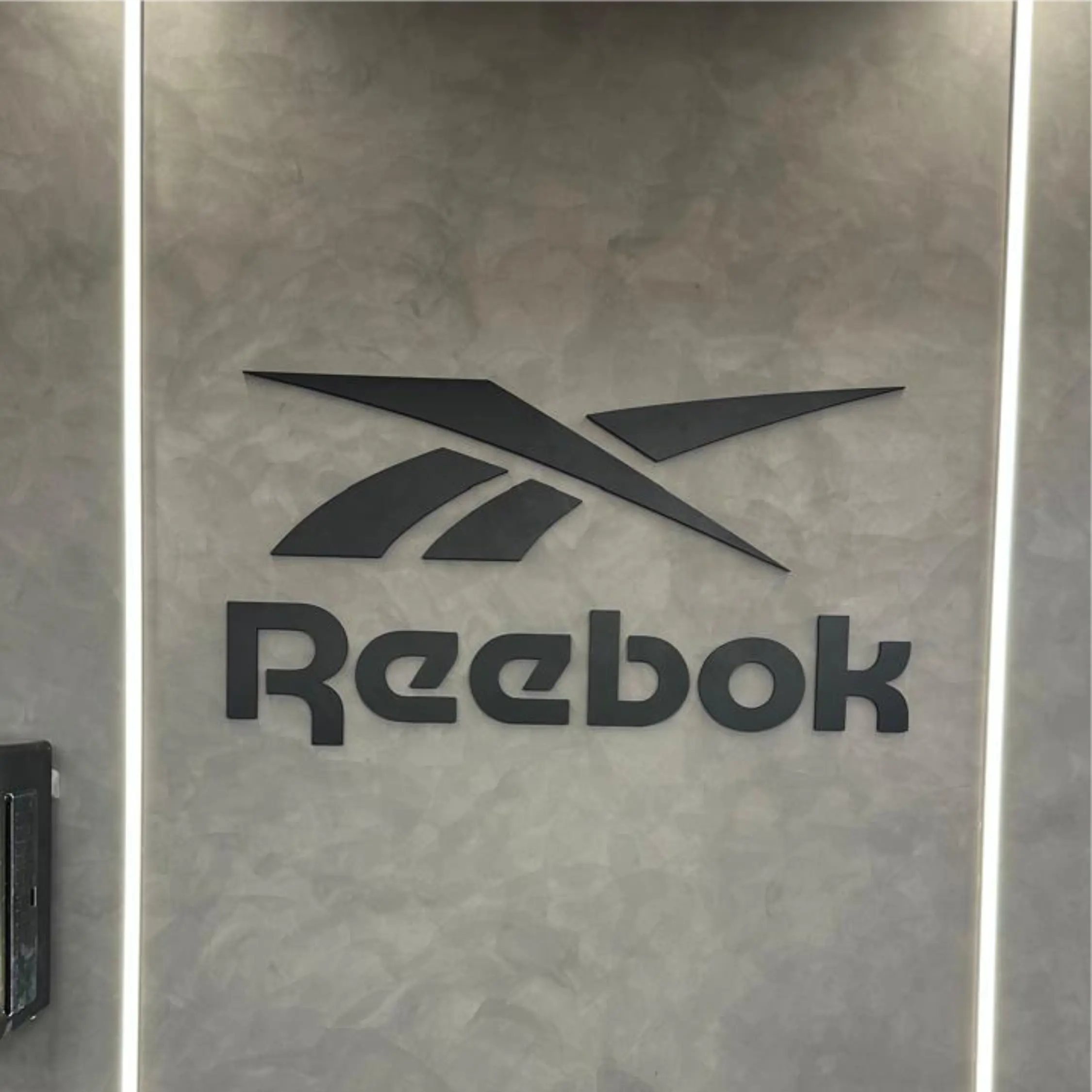 Logo Reebok aplicada em parede interna
