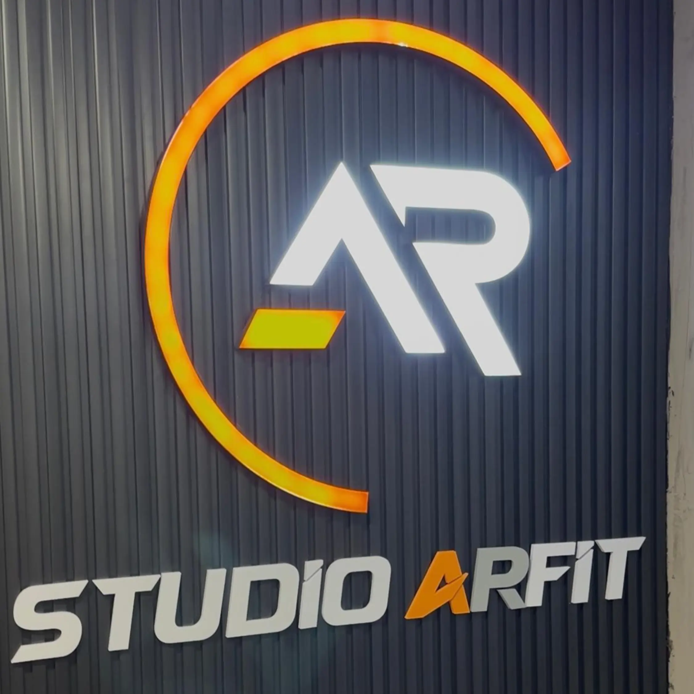 Logo iluminada do Studio Arfit