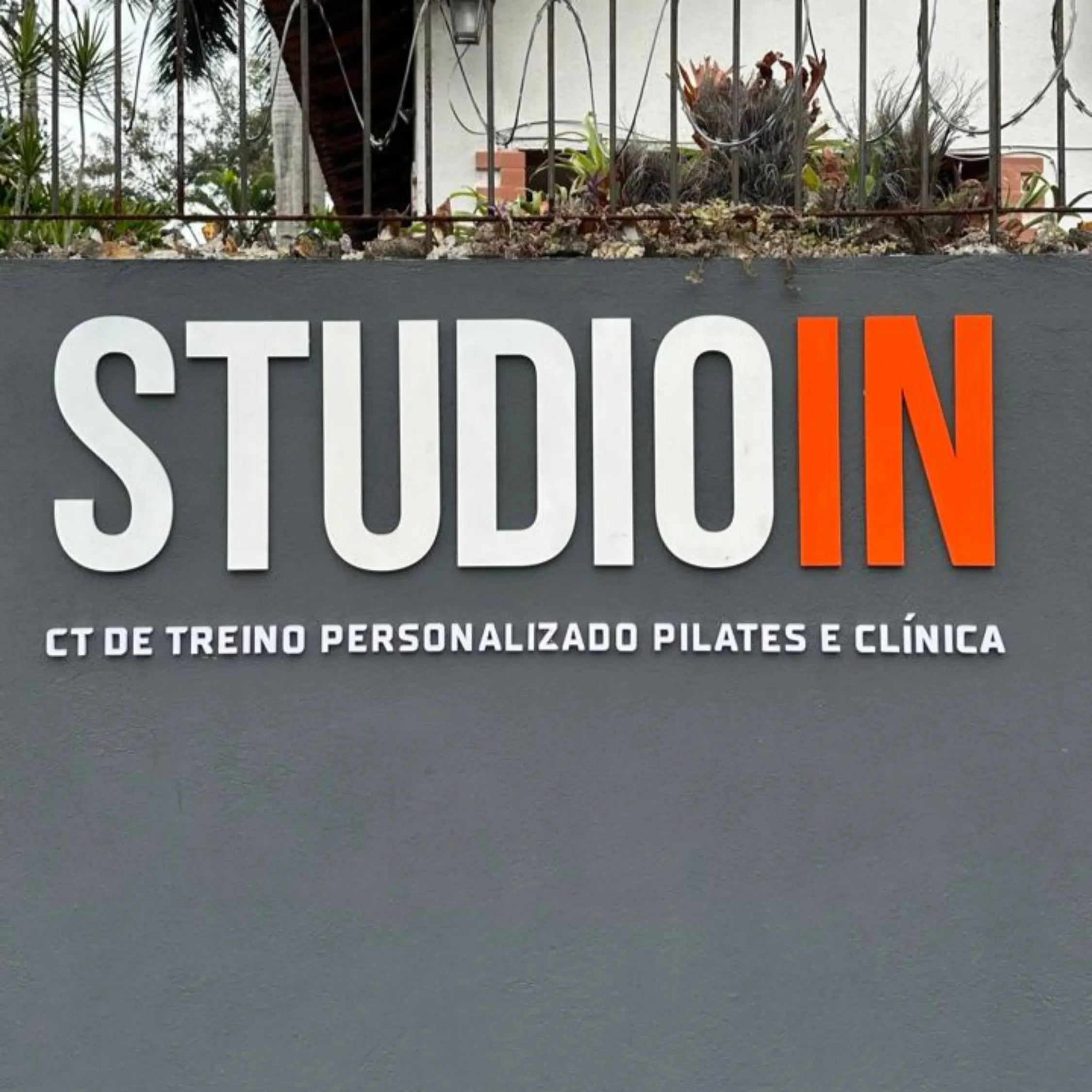Letreiro Studio IN instalado em parede externa